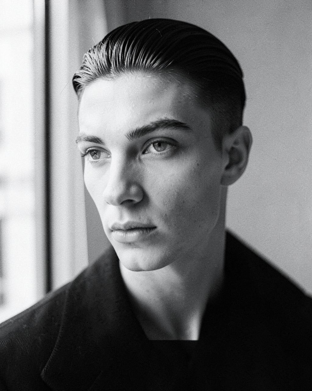 Retrato en blanco y negro de una modelo rusa con el pelo peinado hacia atrás